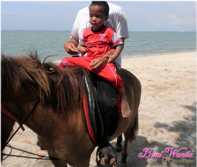 Si Abang Menunggang Kuda Di Pantai Pengkalan Balak Melaka. Tempat Menarik di Masjid Tanah Alor Gajah Melaka. Tempat Best Di Tanjung Bidara. Aktiviti Best di Pantai Pengkalan Balak Teluk Gong. Tunggang Kuda. Mandi Manda. Main Pasir. Banana Boat.