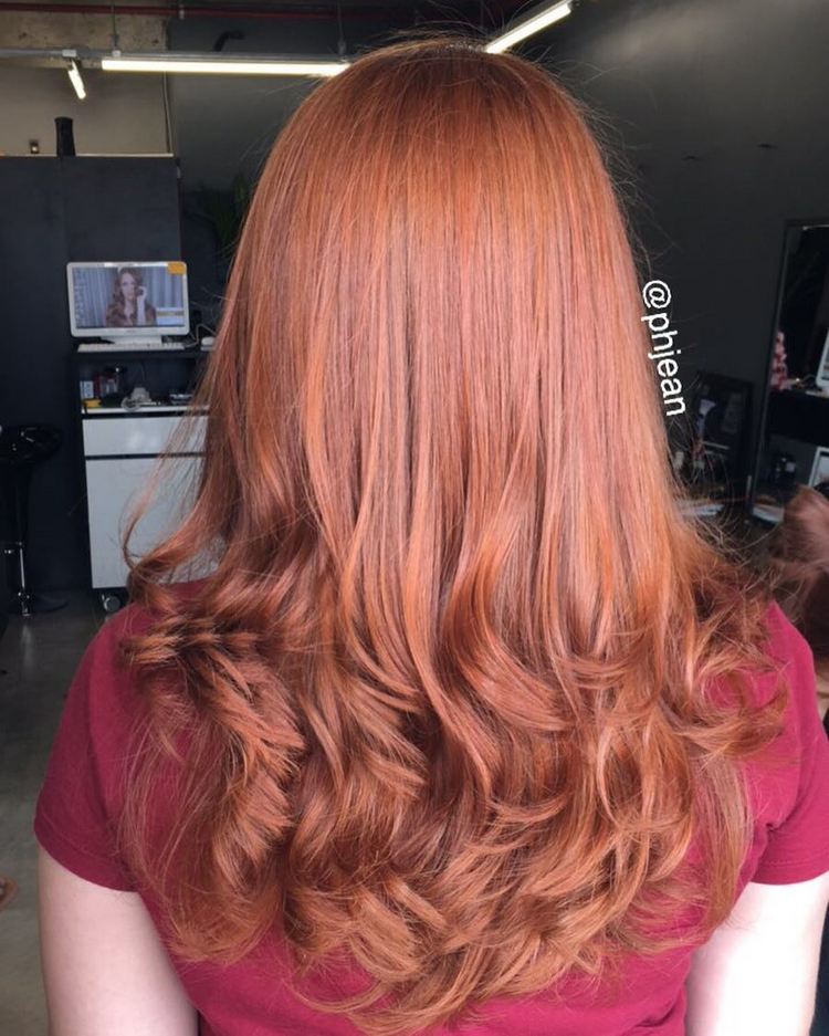 Ruivas Estilosas - Aquele tom de ruivo maravilhoso 😍🧡 Modelo: @gingerplat  Coloração: tintas que podem chegar nesse tom: Igora 9.7 ou BeautyColor  96.77 . . 👉 Cupom de desconto na @belezaruivaoficial 