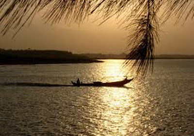 Vầng trăng bên sông Vầng trăng bên sông