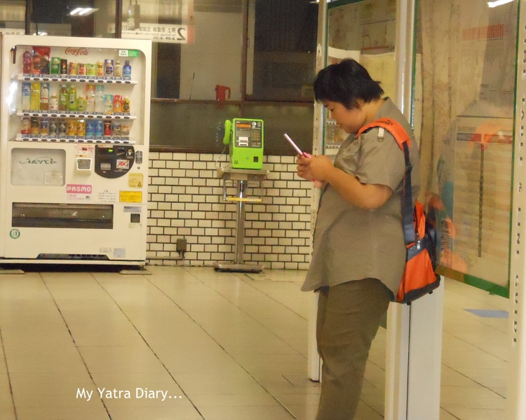 People stuck to their cell phones - Tokyo, Japan