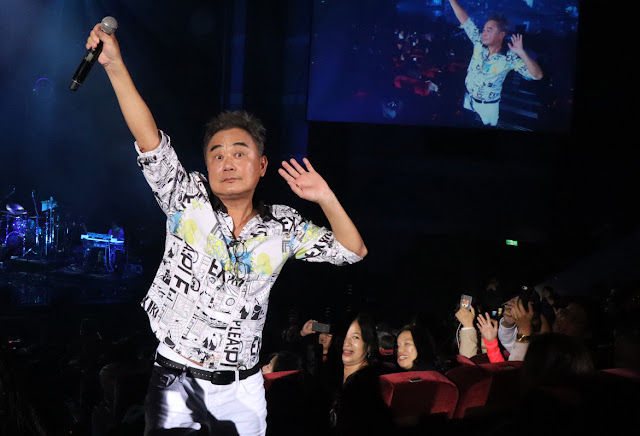一向熱愛與樂迷近距離互動的陳昇,在演唱〈把悲傷留給自己時〉,更走進觀眾區對前排樂迷深情演唱,握手、自拍樣樣來著不拒