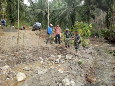 Babinsa Bangun Jalan Tembus dari Durian ke Wonosari di kabupaten  Langkat