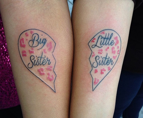 dos hermanas con tatuaje de medio corazon cada una donde se lee big sister y little sister