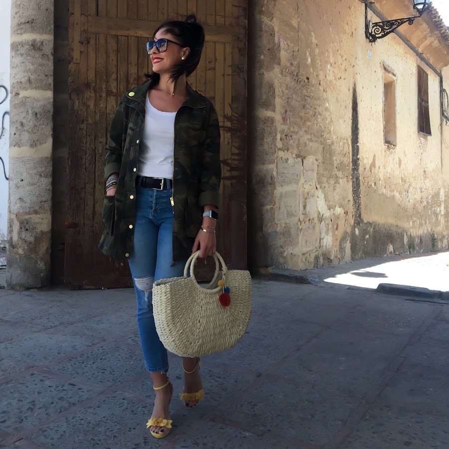 LOOK PRIMAVERA outfit Chaqueta camuflaje, jeans retro, capazo de mimbre con pompones y sandalias con flores