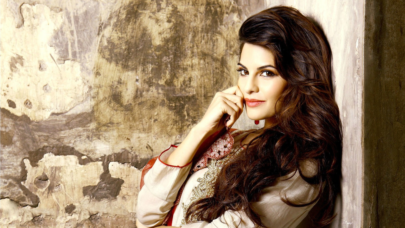 jacqueline fernandez looking pic