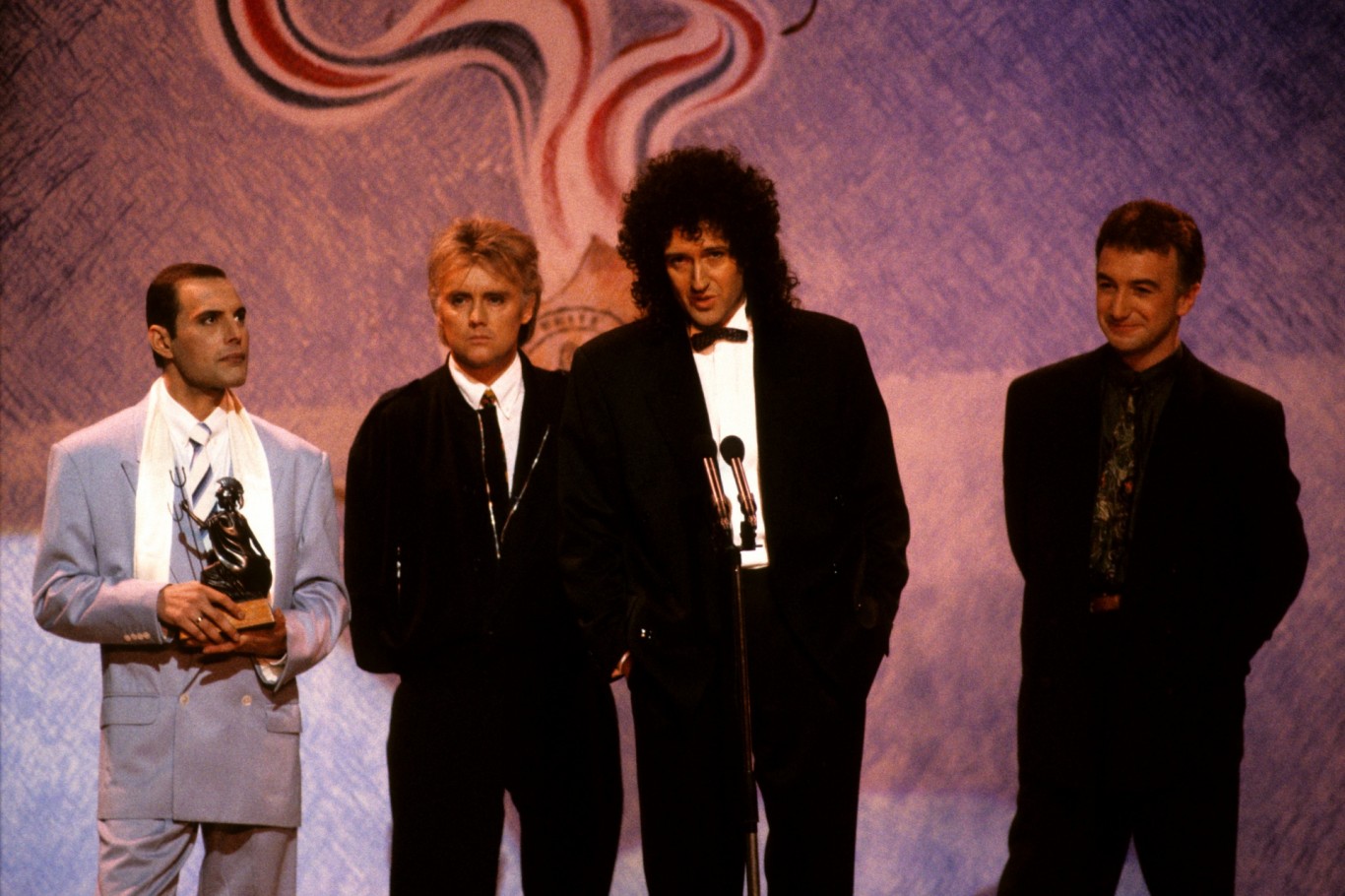 Песня группы 1990. Меркьюри 1990. Группа Queen 1991. Фредди Меркьюри Brit Awards 1990. Фредди Меркьюри 1990.