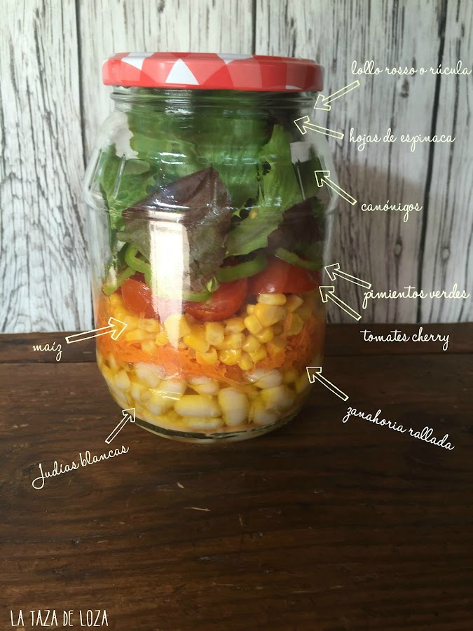 ingredientes de la ensalada en tarro de cristal