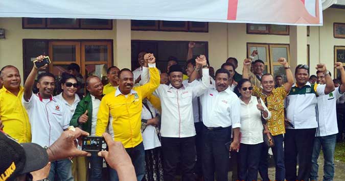 Prosesi Adat Mengawali "TUNTAS" Mendaftar Di KPU SBB Kairatu, Malukupost.com - Pasangan Calon bupati dan wakil bupati Seram Bagian Barat (SBB) Sanadjihitu Tuhuteru-Petrus Isaack Suripatty yang dikenal dengan TUNTAS dilepas secara adat sebelum mendaftar di KPUD SBB. Tuhuteru dan Suripatty dikukuhkan secara adat sebagai Anak Adat Saka Mese Nusa yang digelar di Baileo Negeri Hatusua Kecamatan Kairatu Barat, Kamis (22/9/) lalu. Berdasarkan pantauan di lokasi, pengukuhan secara adat kepada Tuhuteru-Suripatty yang dikenal dengan sebutan TUNTAS dilakukan oleh Kepala-kepala Soa, Saniri, pemuda dan tetua ada di Negeri Hatusua yang juga melibatkan Kepala Soa di Buano Kecamatan Waisala, Saniri Negeri Ety Kecamatan Seram Barat, Kepala Soa Tuhuteru Ana Tau Ririn Negeri Luhu. Setelah proses pengukuhan selesai dilanjutkan dengan pelepasan secara adat pasangan TUNTAS menuju kantor Komisi Pemilihan Umum (KPU) SBB untuk mendaftarkan diri sebagai calon kepala daerah. Pasangan TUNTAS diiringi tarian cakalele serta ribuan pendukung dan simpatisan. Tiba di Kantor KPUD SBB tepat pukul 14.25 WIT yang diterima Ketua KPU SBB, Ahmad Silehu dan 4 komisioner lainnya serta Komisoner KPU Provinsi Maluku, La Alwi. Turut mendampingi pasangan TUNTAS Pimpinan dan pengurus 5 Partai Politik Pengusung dan pengusung yakni Partai Golkar, Gerindra, Partai Kebangkitan Bangsa (PKB), Partai PPP dan Partai Bulan Bintang (PBB). Pasangan TUNTAS menjadi pasangan terakhir mendaftar di KPU. Ketua KPUD SBB Ahmad Silehu saat menerima pasangan TUNTAS menandaskan, pendaftaran pencalonan bupati dan wakil bupati SBB akan dituntaskan oleh pasangan TUNTAS. "Hari ini, pasangan TUNTAS menjadi pasangan terakhir yang daftar dan hari ini juga kita TUNTASKAN pendaftaran ini," tandas Silehu. Sekedar diketahui, Dihari pertama pendaftaran, Rabu (21/9/2016) dua pasangan yang mendaftar yakni, Remon Puttileihalat-Amirudin yang diusung Partai Demokrat dan PAN serta pasangan Samson Atapary-Suhfi Majid yang diusung PDIP dan PKS. (MP-25)