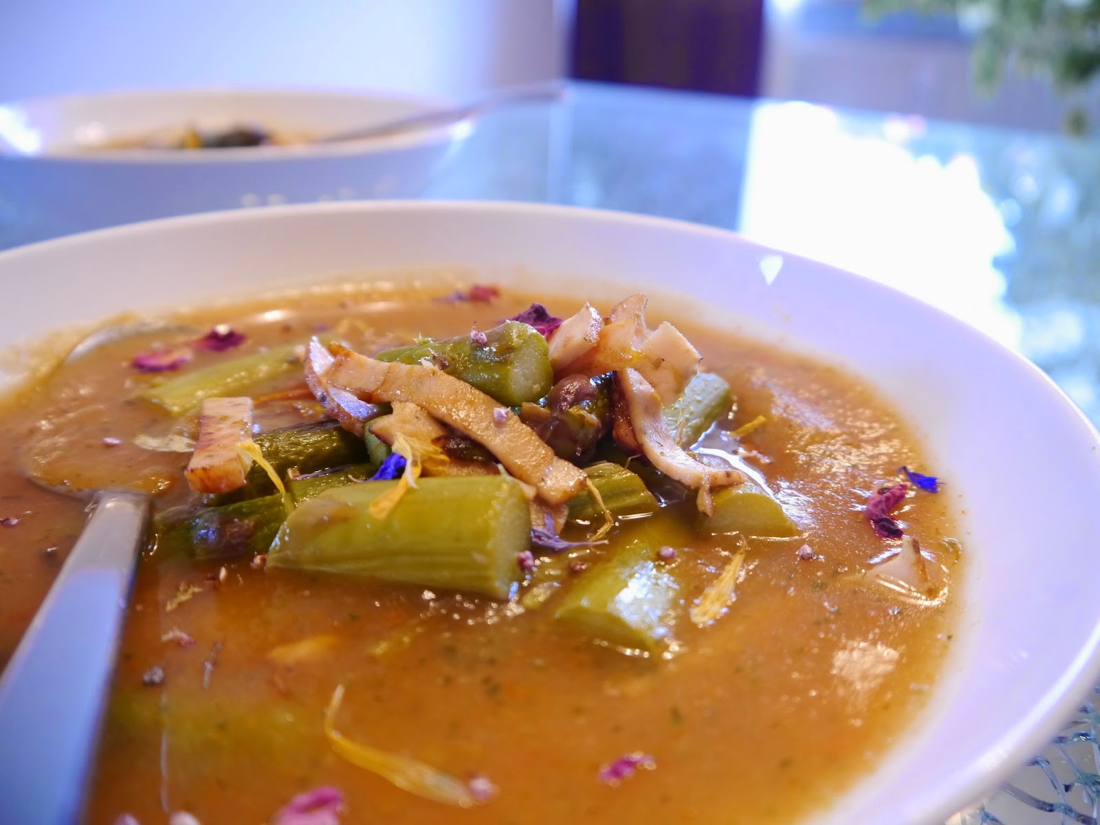 Krizi´s Kitchen: Gemüsesuppe mit grünem Spargel