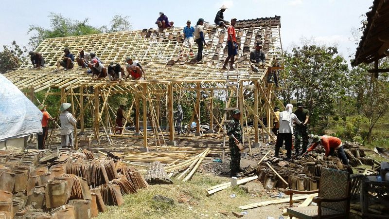 Warga Dibantu TNI Polri Gotong Royong Bangun Rumah Korban Kebakaran