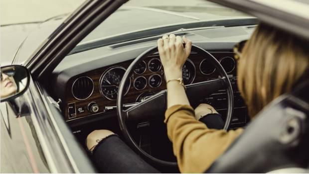 Mujeres son mejores al volante que los hombres: estudio