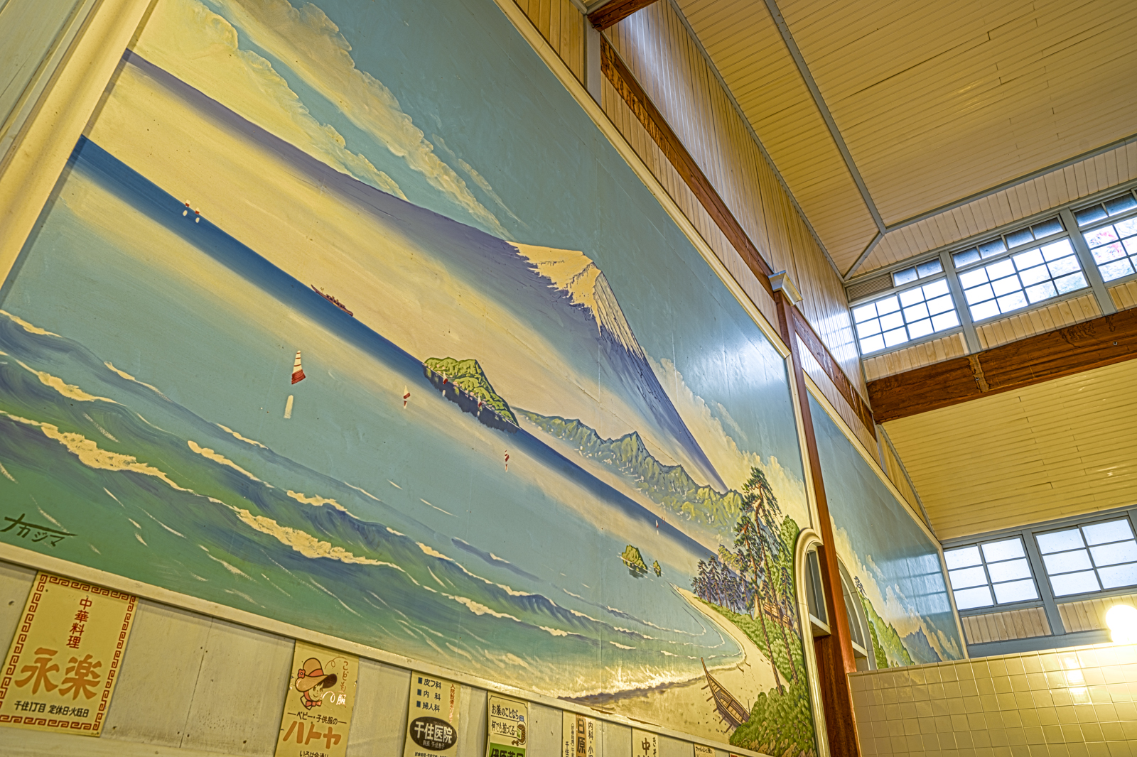 子宝湯、浴場の富士の壁画のHDR写真