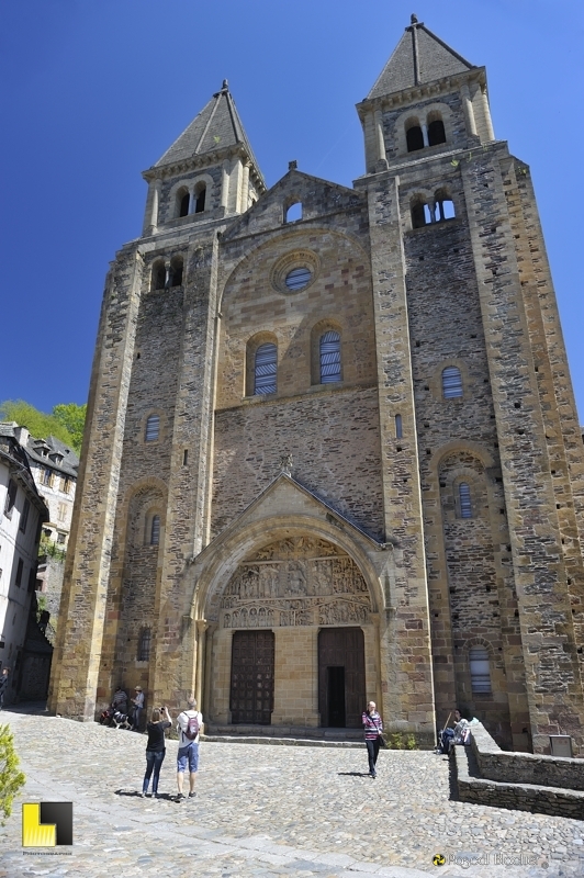 façade de l'abbatiale sainte Foy de conques aveyron photo pascal blachier
