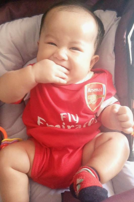 Galeri Foto Bayi Lucu Pakai Baju Tim Sepak Bola Arsenal