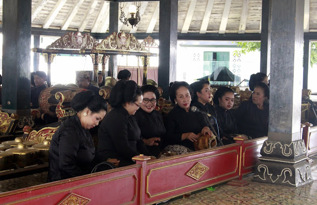 Menyaksikan Pertunjukan Gamelan di Bangsal Trajumas Kraton Yogyakarta