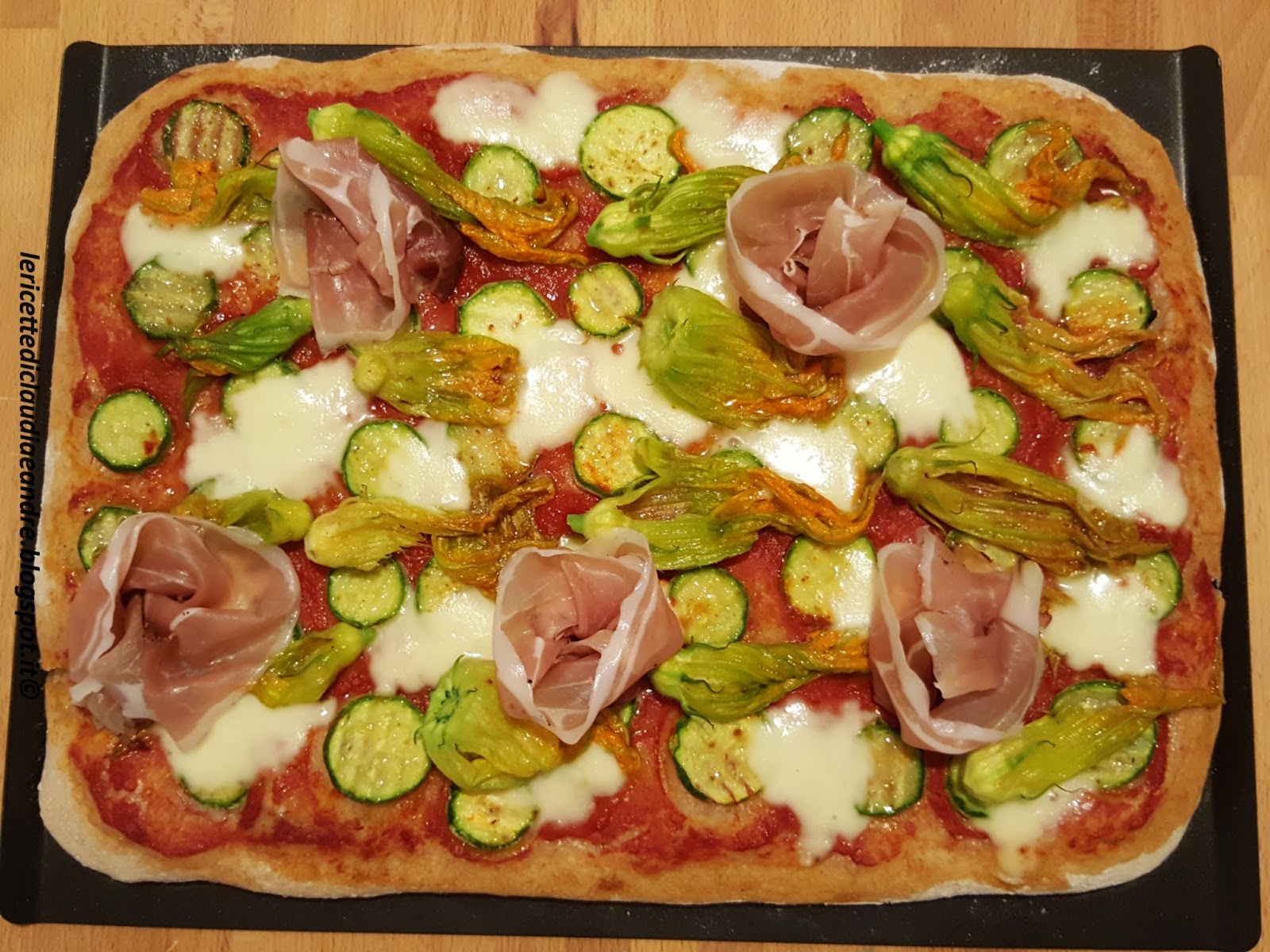 Pizza semintegrale con fiori di zucca, mozzarella, speck e lievito