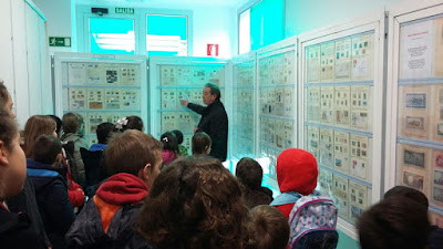 Alumnos del colegio Virgen de Alba de Quirós visitando la exposición de Grucomi en el Museo Etnográfico