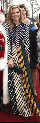 Robe Mary Katrantzou / pochette Natan