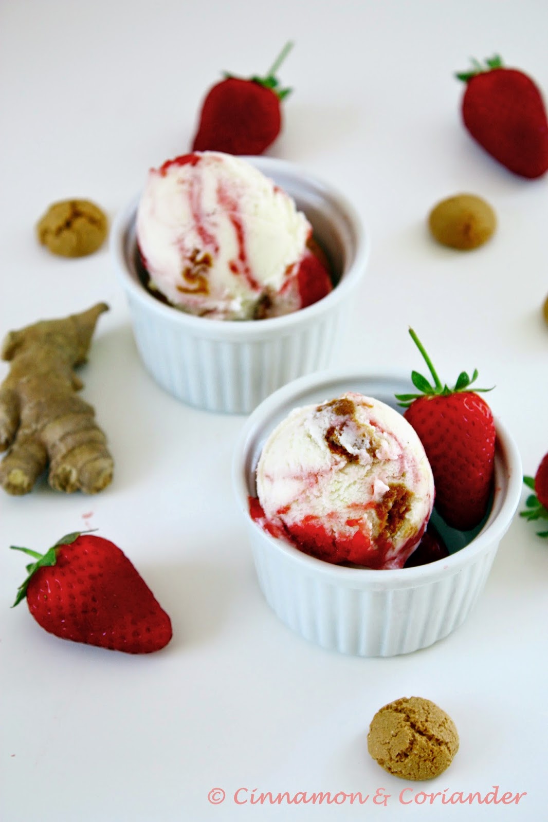 Mascarpone Eis mit Erdbeer Swirl und Amarettini - Cinnamon&amp;Coriander