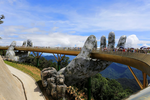 manos-colosales-sostienen-el-impresionante-puente-dorado-de-Vietnam