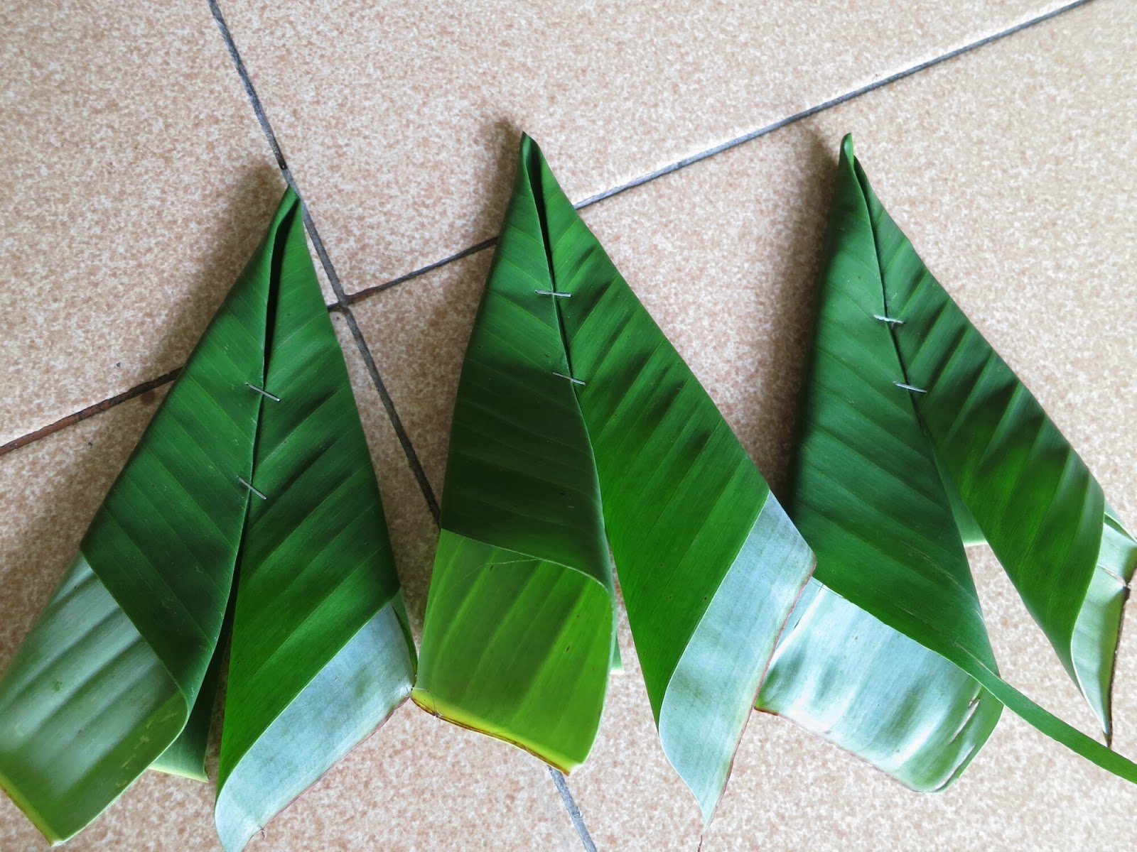 Jaded Crafter: Making Krathong - banana leaves boat