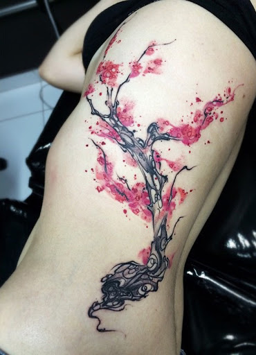 Fumaça inspirado tatuagem de flor de cerejeira. As flores de cerejeira e os galhos parecem estar indo fumaça, elegantemente estranho e apaixonante ao mesmo tempo. (Foto: Fontes de imagem)