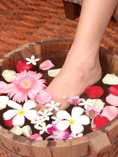 Pies en un barreño con flores y plantas Pies en un barreño con flores y plantas