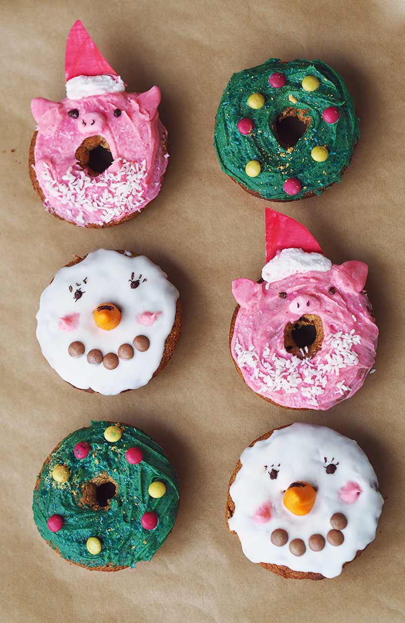oKuneCoco • Leckere Apfel-Zimt-Donuts mit Weihnachtsmotiven • Schneemann, Tannenbaum, Weihnachtsschwein oKuneCoco • Leckere Apfel-Zimt-Donuts mit Weihnachtsmotiven • Schneemann, Tannenbaum, Weihnachtsschwein
