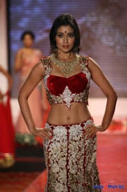 Shriya-Saran-Ramp-Walk-For-Swarovski-Gemsvision-India-2012