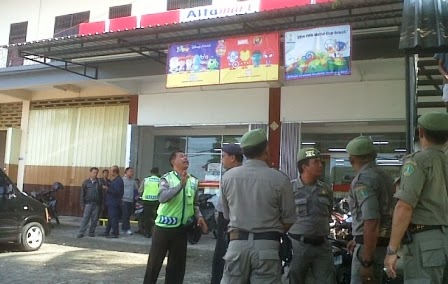 Satpol PP Segel Alfamart di Tabanan