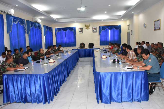 Lantamal IX Gelar Rapat Pemusnahan Kapal Sitaan Ambon, Malukupost.com - Pangkalan Utama TNI AL (Lantamal) IX Ambon menggelar rapat kesiapan pemusnahan dua kapal ikan asing sitaan, KM Sino 26 dan KM Sino 35 yang berada di bawah pengawasan Kejaksaan Negeri (Kejari) Ambon, Rabu (29/3). Rapat yang digelar di Markas Komando Lantamal IX itu, dihadiri oleh perwakilan dari beberapa instansi terkait, di antaranya Tim IT Kementerian Kelautan dan Perikanan (KKP), Dinas Kelautan dan Perikanan Provinsi Maluku, Kejari Ambon, PT Telkom dan Telkomsel Ambon.