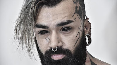 Mau Tahu Kenapa Pria Ini Tattoo Bola Matanya Jadi Hitam? Alasannya Mengejutkan!