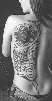 Imagen de Modelo con tatuaje maori o tatuaje polinesio;