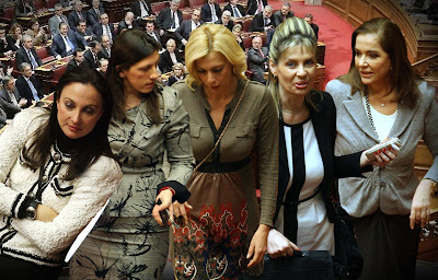 
Το dress code διχάζει τις κυρίες της Βουλής
