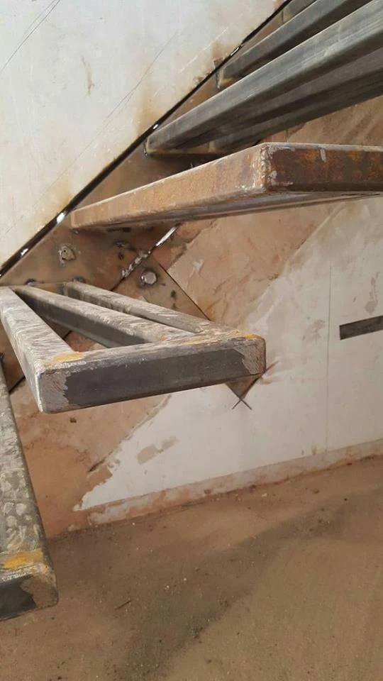 foto konstruksi tangga melayang