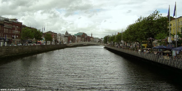 Río Liffey de Dublín al atardecer