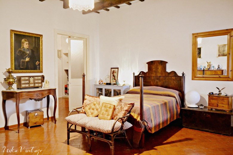 decoración de un dormitorio con vigas de madera, una habitación muy especial con dos vestidores
