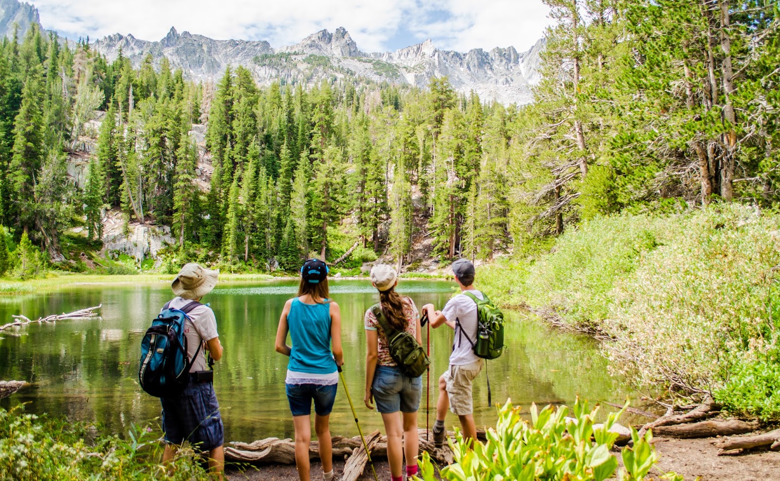 Explore new places. Реюньон хайкинг. Хайкинг в горах. Explore new place. Hill station.