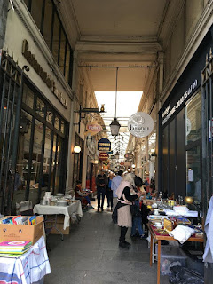 Passagens parisienses: conexões entre ruas, classes e épocas Blog 'lugares de memória'. Matéria sobre as passagens cobertas de Paris