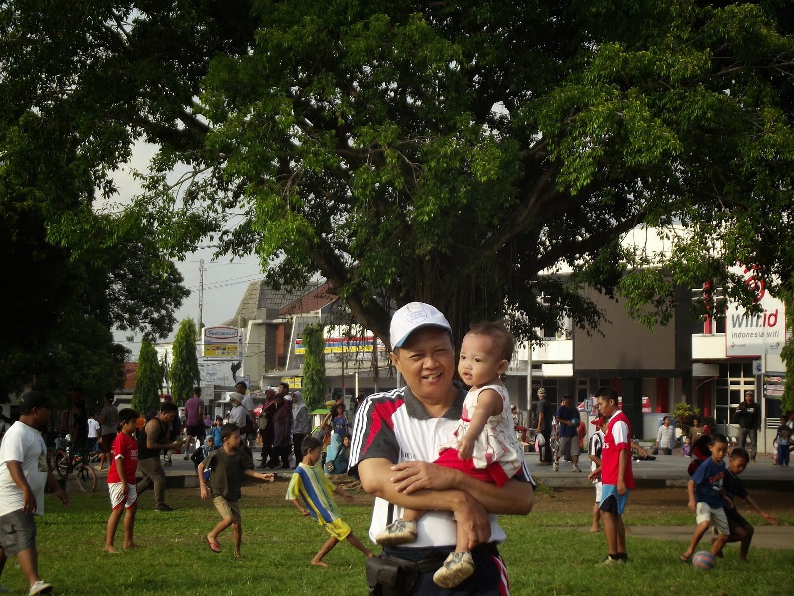 Ayah dan Sepupuku (Nazwa) Pameran Alutsista dan Car Free Day di Jember