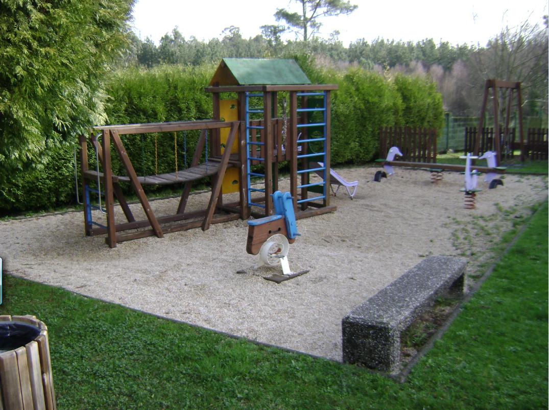 Para ir empezando. Queremos un patio de recreo con xogos e parque