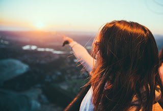 Pe acolo, direcția - foto de Austin Neil - unsplash.com Pe acolo, direcția - foto de Austin Neil - unsplash.com