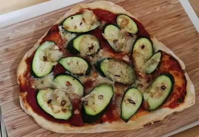 Pizza mit Zucchini, Sardellen und Käse Pizza mit Zucchini, Sardellen und Käse