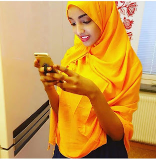 Gabdha xubintoda ku cayaara siigada telepone ka