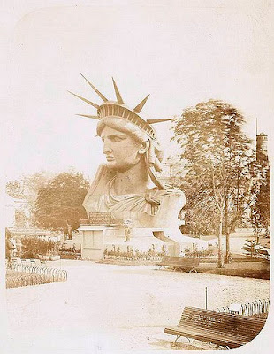 Cabeza de la Estatua de la libertad en exhibición en un parque en París.