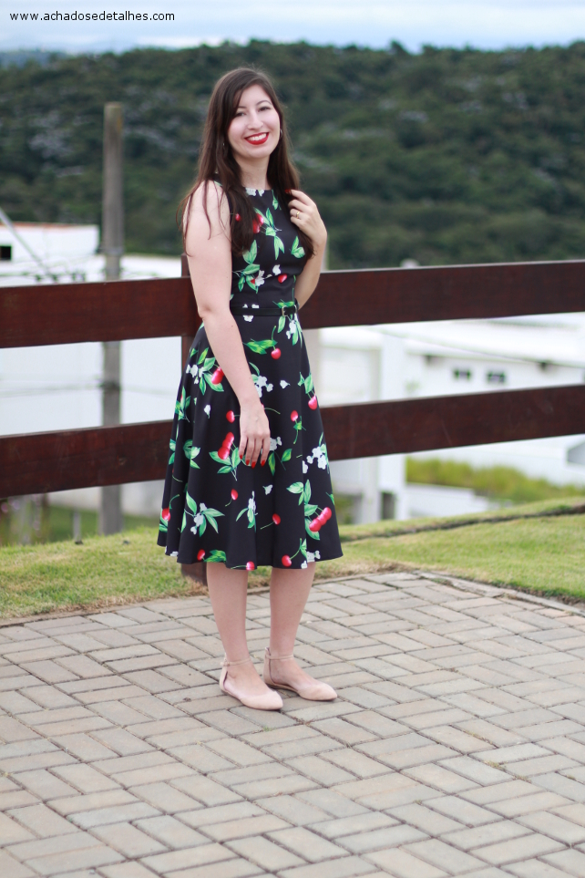 vestido midi e sapatilha