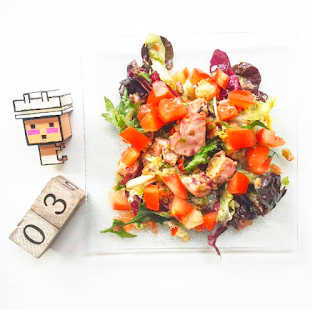 Ensalada de pULPO Mezcla de lechugas, trozos de pulpo, vinagreta de pimientos, tomate, cebolla