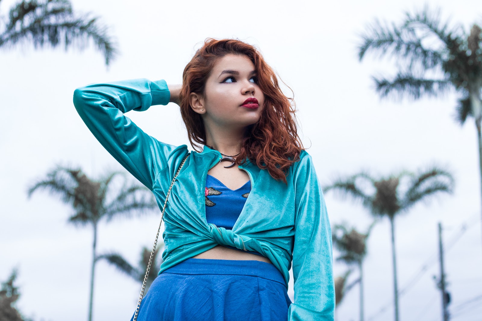 look azul, look peças da china, look blogueira ruiva ondulada, ingrid gleize, cachos, bota metalizada prata beira rio, bolsa saco de dinheiro metalizada, bomber de veludo verde look azul, look peças da china, look blogueira ruiva ondulada, ingrid gleize, cachos, bota metalizada prata beira rio, bolsa saco de dinheiro metalizada, bomber de veludo verde