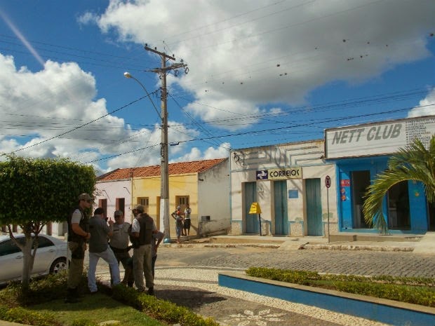 Policiais em frente à agência dos Correios na cidade de Bom Jesus da Serra, no sudoeste da Bahia (Foto: Arquivo Pessoal)