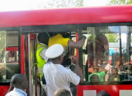 Dereva wa Basi la UDA Apewa Kibano Kizito na Trafiki